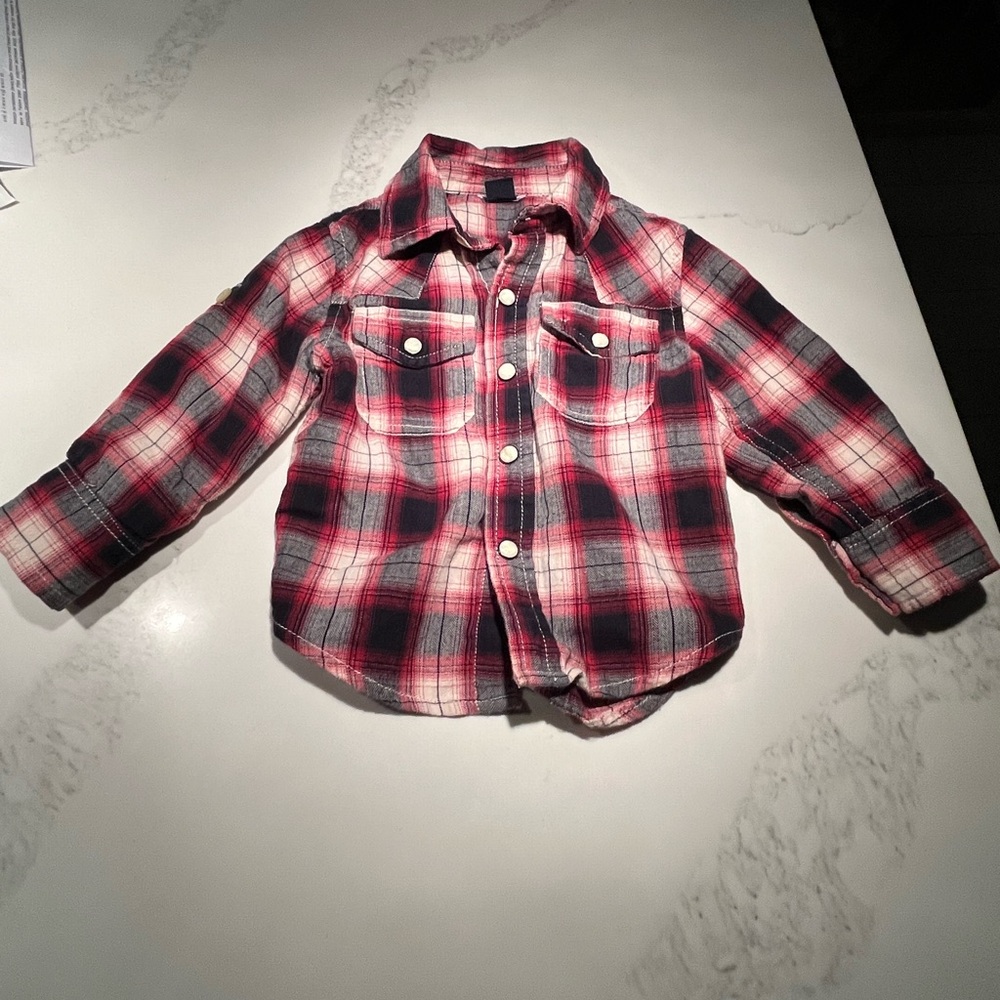 Boys baby gap long sleeve shirt w/snaps. Red/gray/black. Size 12-18 months.
